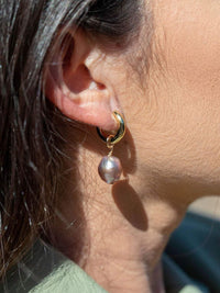 KE ALOHA JEWELRY BAROQUE PINK PEARL AND GOLD HUGGIE HOOP EARRINGS - NOHEALANI