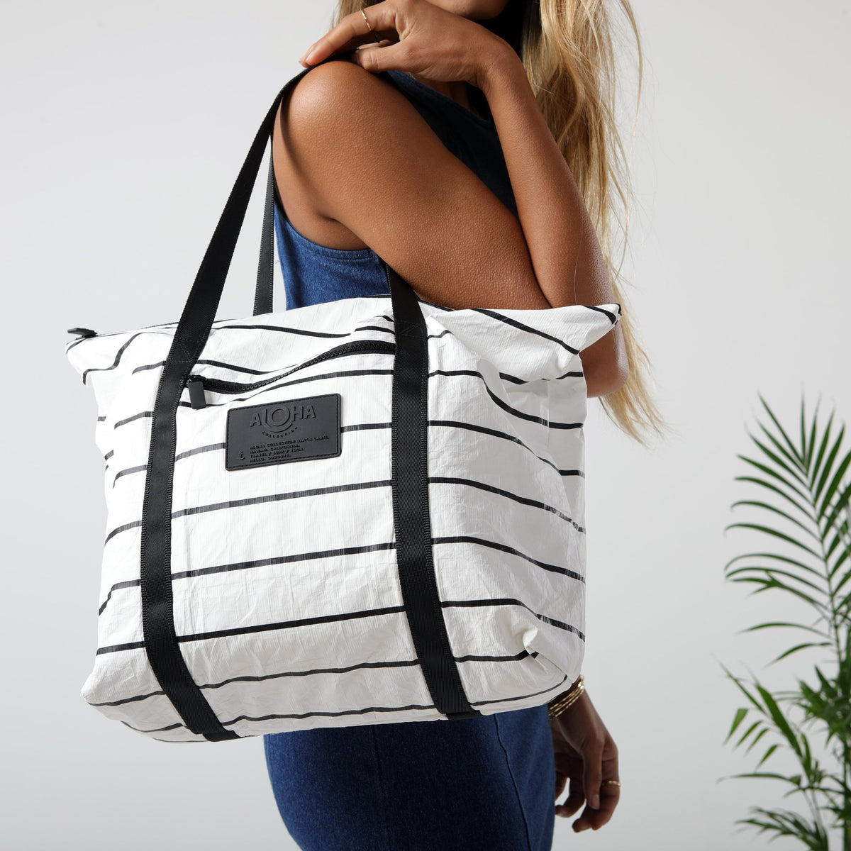 ALOHA COLLECTION ZIPPER TOTE / PINSTRIPE BLACK ON WHITE
